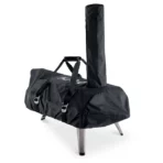 Bolso cobertor Ooni Karu 12 con chimenea instalada.