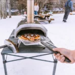 : paleta pizza Ooni 12 pulgadas en horno Karu 12 exterior