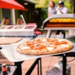 paleta pizza Ooni 12 pulgadas con pizza napolitana