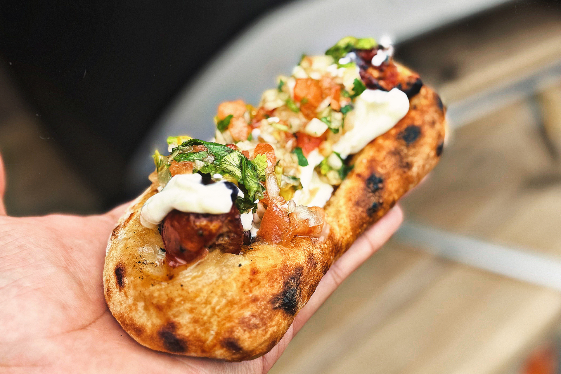 Choripizza estilo Kigos recién salida del horno con chorizo jugoso y masa crujiente