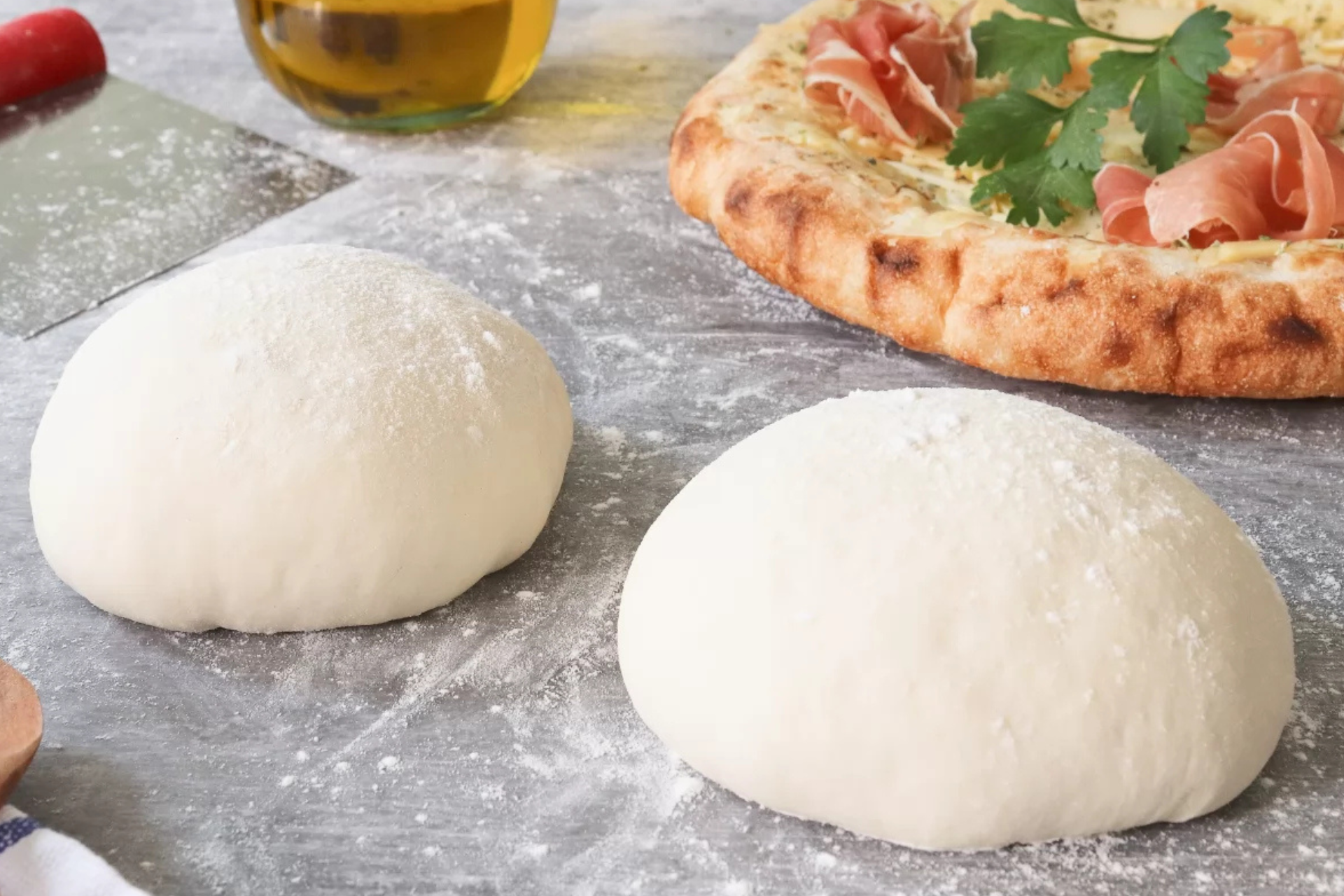 masa de pizza artesanal hecha a mano sobre mesa enharinada