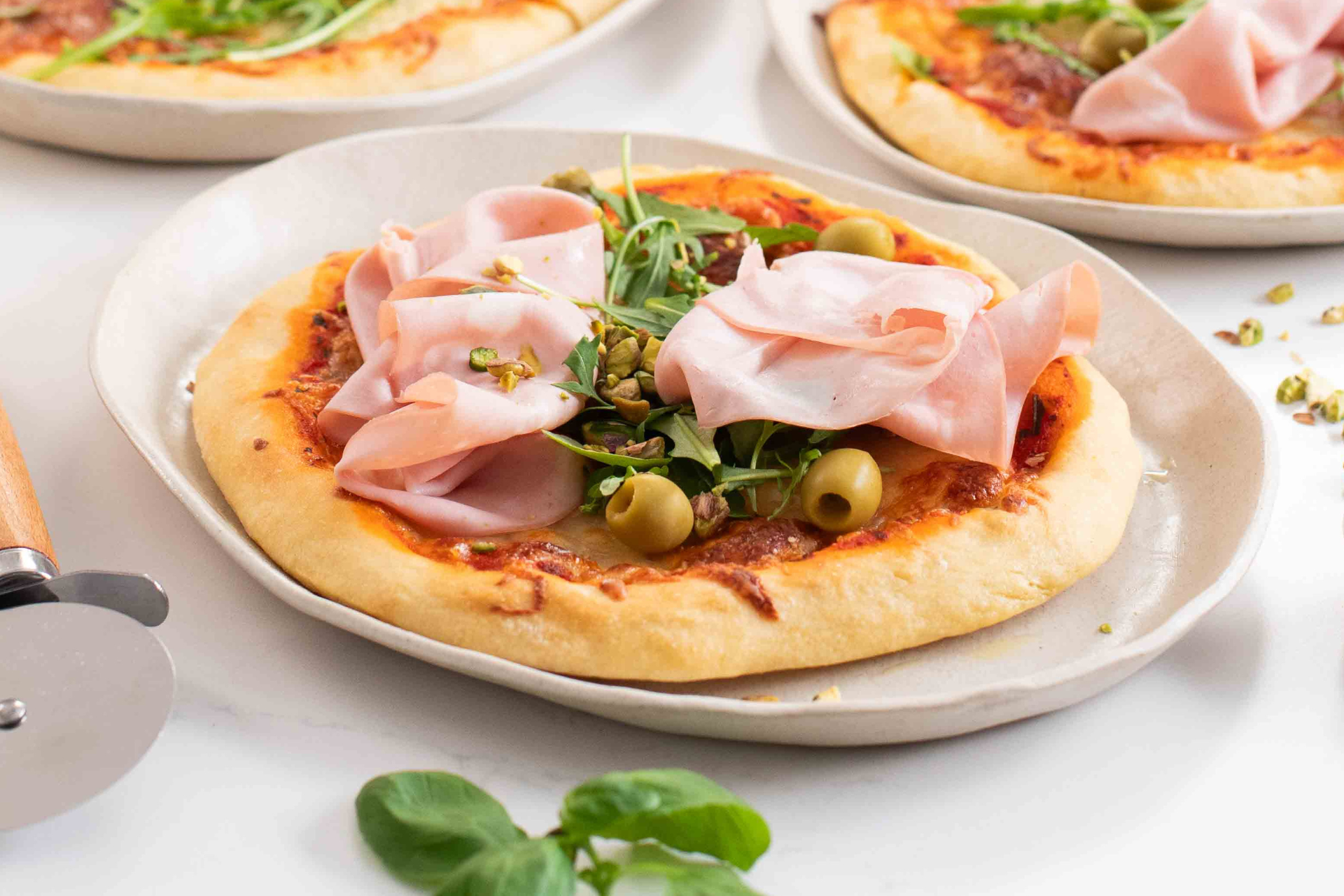 masa de pizza casera amasada en kitchenaid lista para estirar