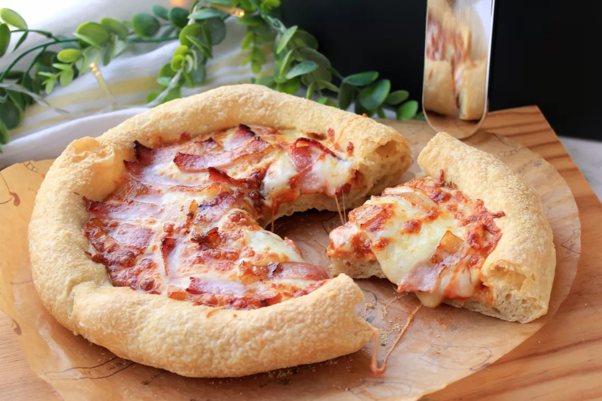 pizza crujiente recién hecha en freidora de aire con queso derretido